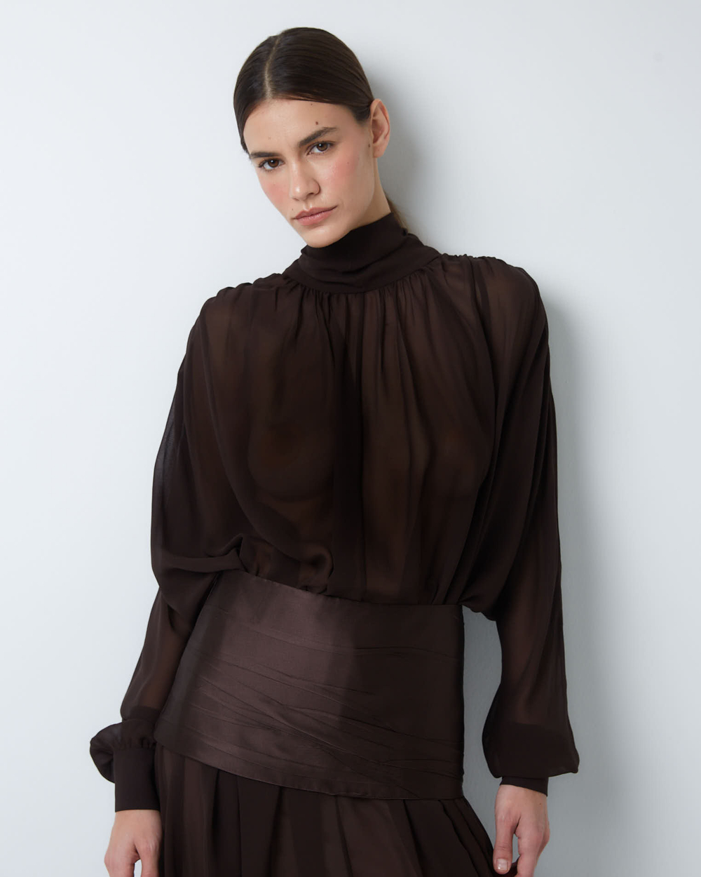 Платье с баской из шелкового шифона шоколад
