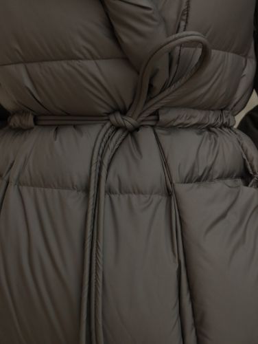 Удлиненный пуховик цвета капучино с объемным капюшоном