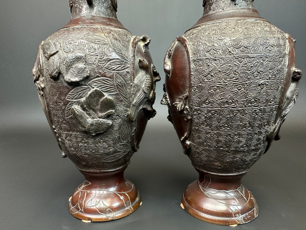 Пара старинных японских бронзовых ваз