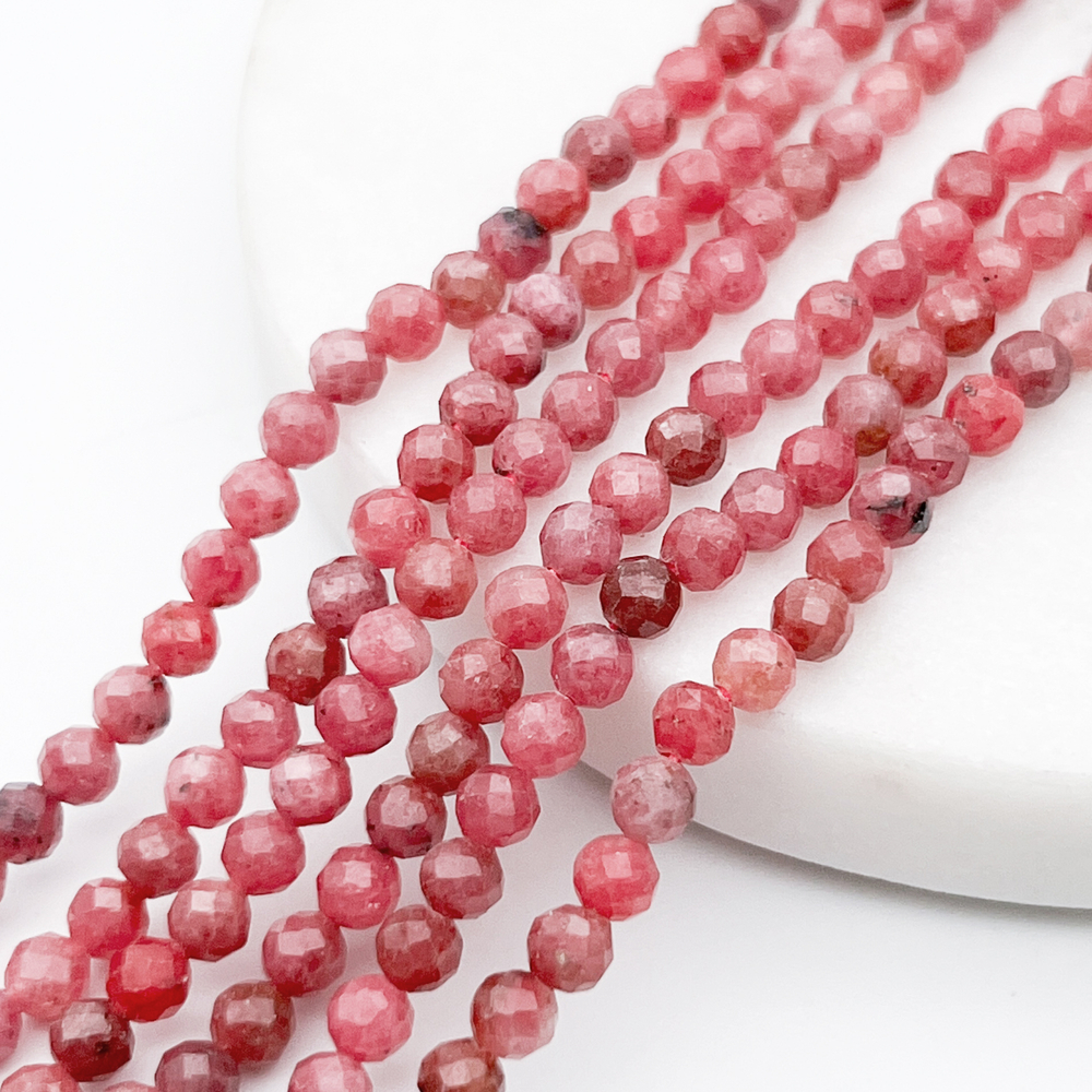 Родонит граненый бусины, диаметр около 4,2-4,3 мм, цена за отрезок 19 см (1/2 нити)