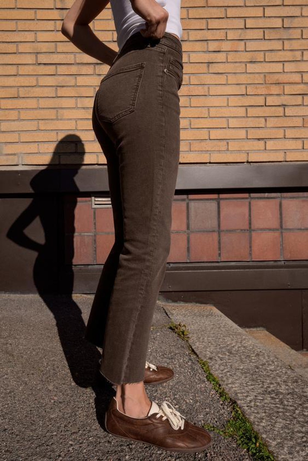 ZARA УКОРОЧЕННЫЕ РАСКЛЕШЕННЫЕ ДЖИНСЫ TRF С ВЫСОКОЙ ПОСАДКОЙ, КОРИЧНЕВЫЙ