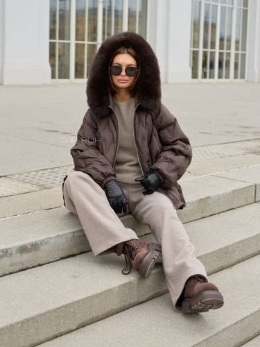 Тонкий шоколадный пуховик с кулиской и меховым капюшоном