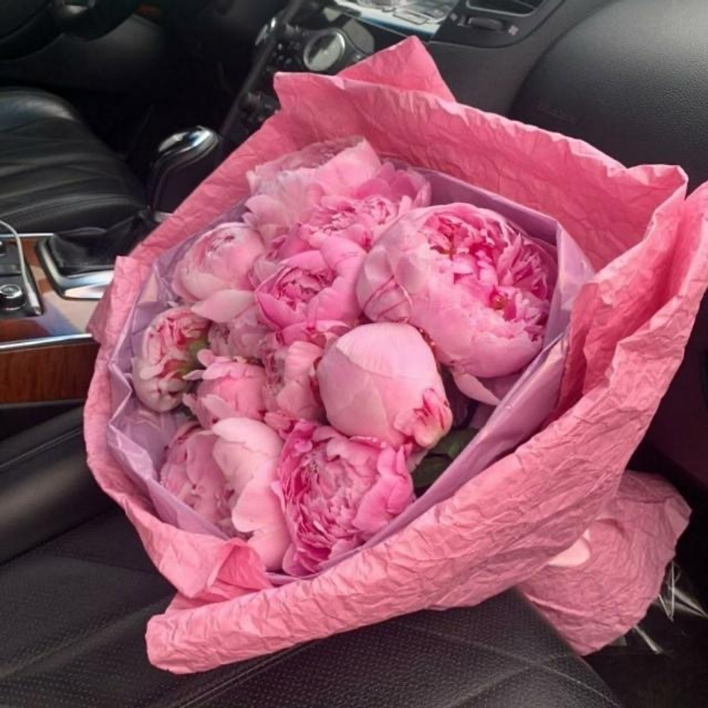 Букет из 13 пионов