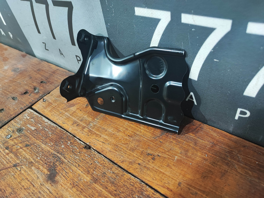 Кронштейн радиатора левый Toyota Land Cruiser 200 15-21 Б/У Оригинал 5325860050