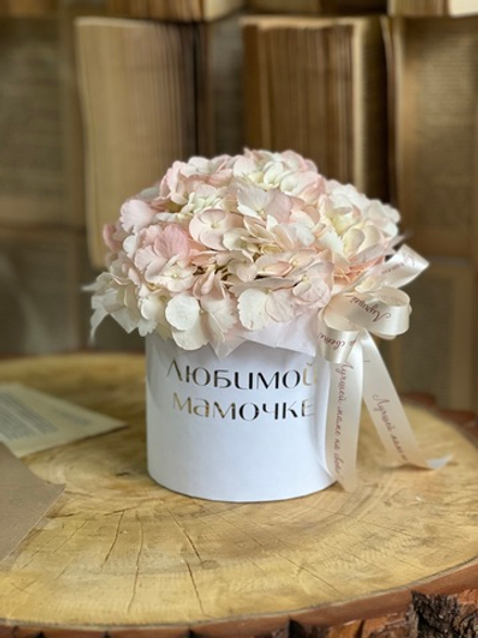 Композиция из нежно -розовой гортензии в шляпной коробке «Любимой Мамочке»