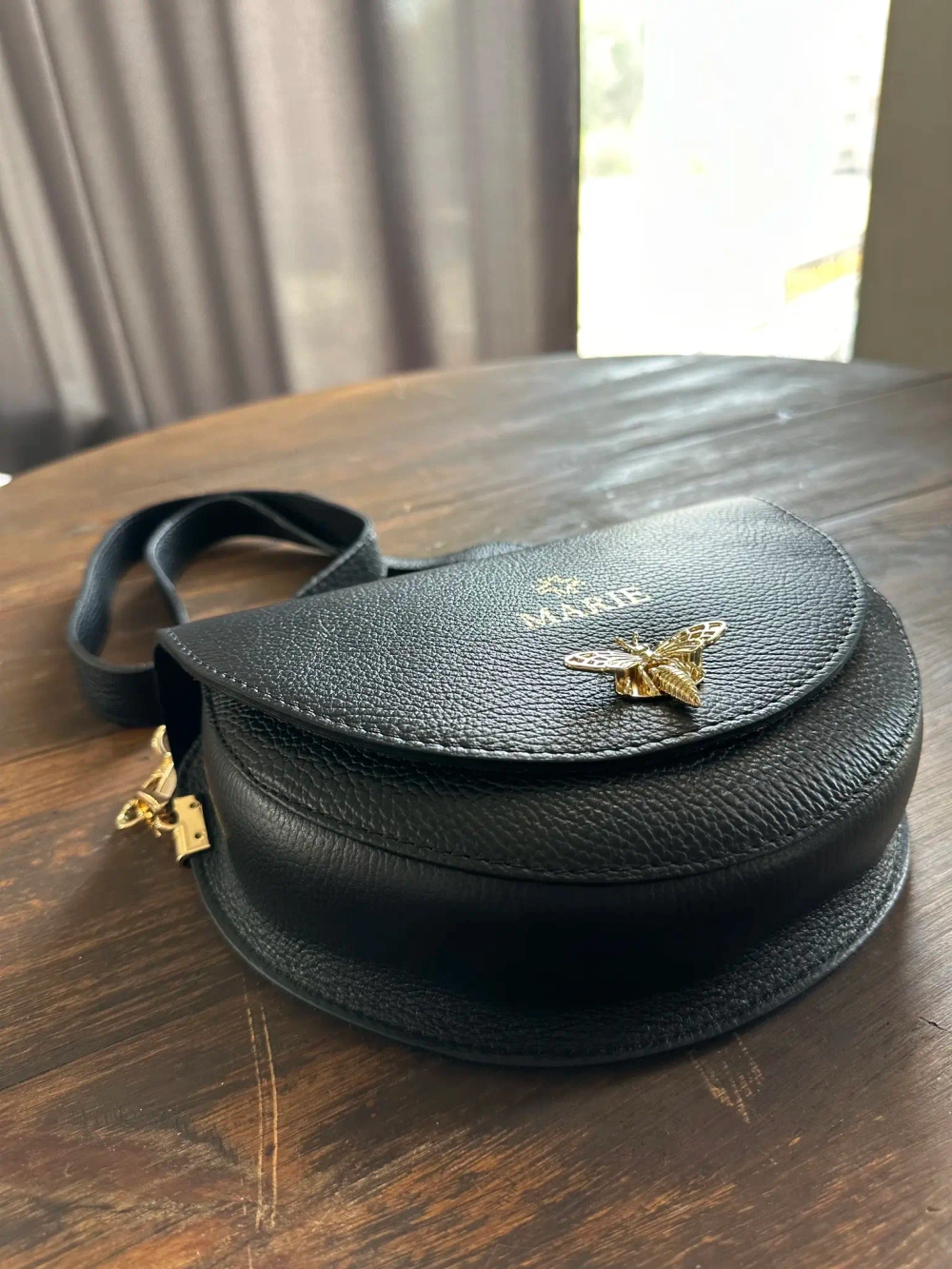 Женская кросс-боди сумка с застежкой-пчелкой из натуральной кожи черного цвета