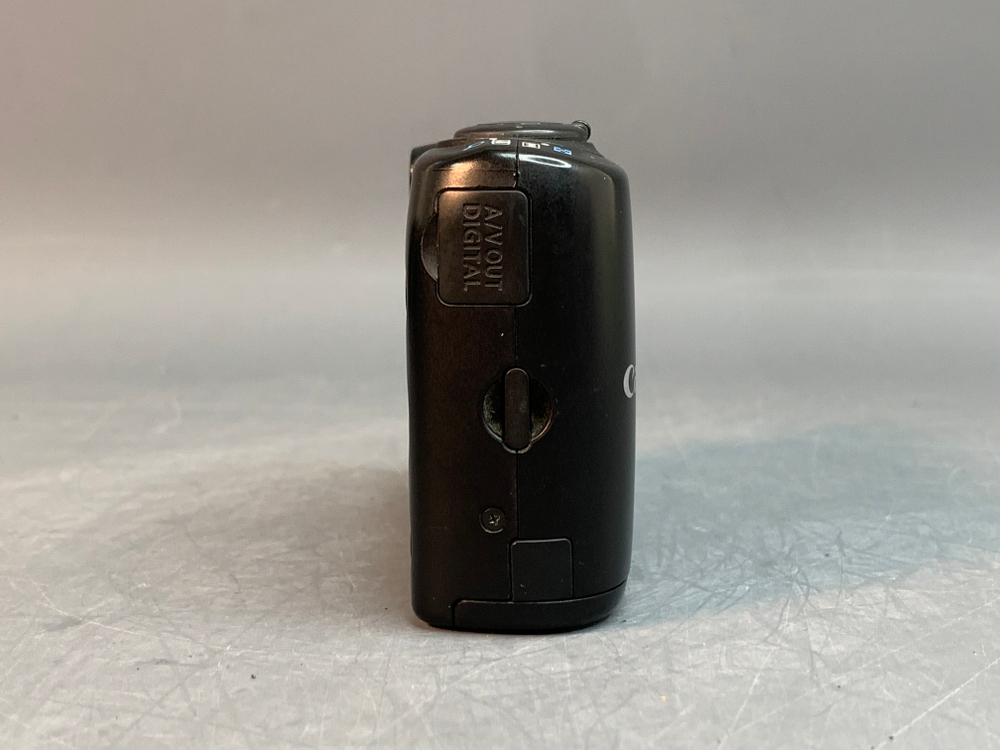 Canon PowerShot A1300 на белом фоне небольшое пятно