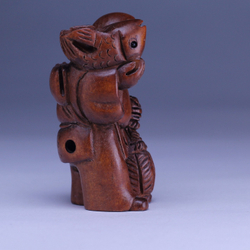 Нэцкэ Рыбак с огромной рыбой на плече