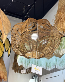 Изящная подвесная люстра из натурального ротанга с лепестковой формой.