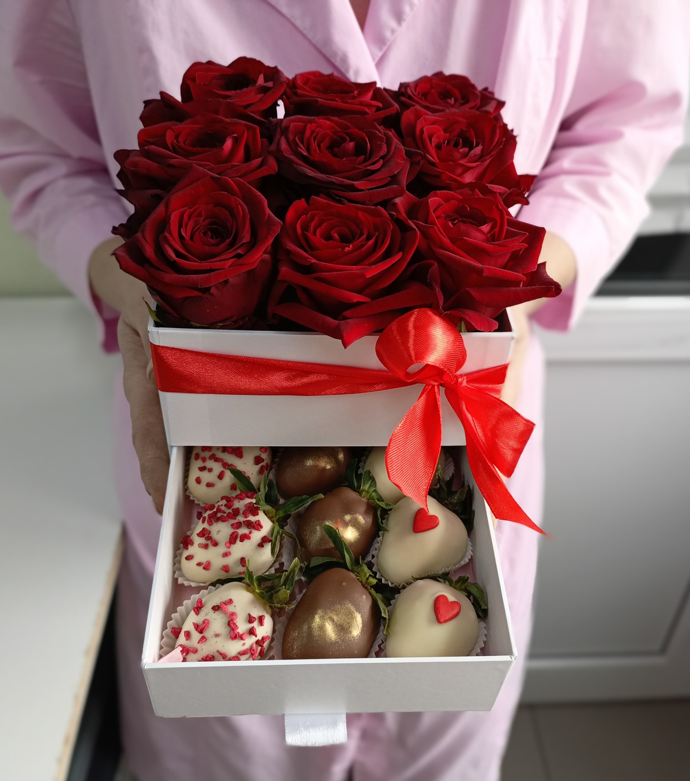 Шкатулка с розами и клубникой