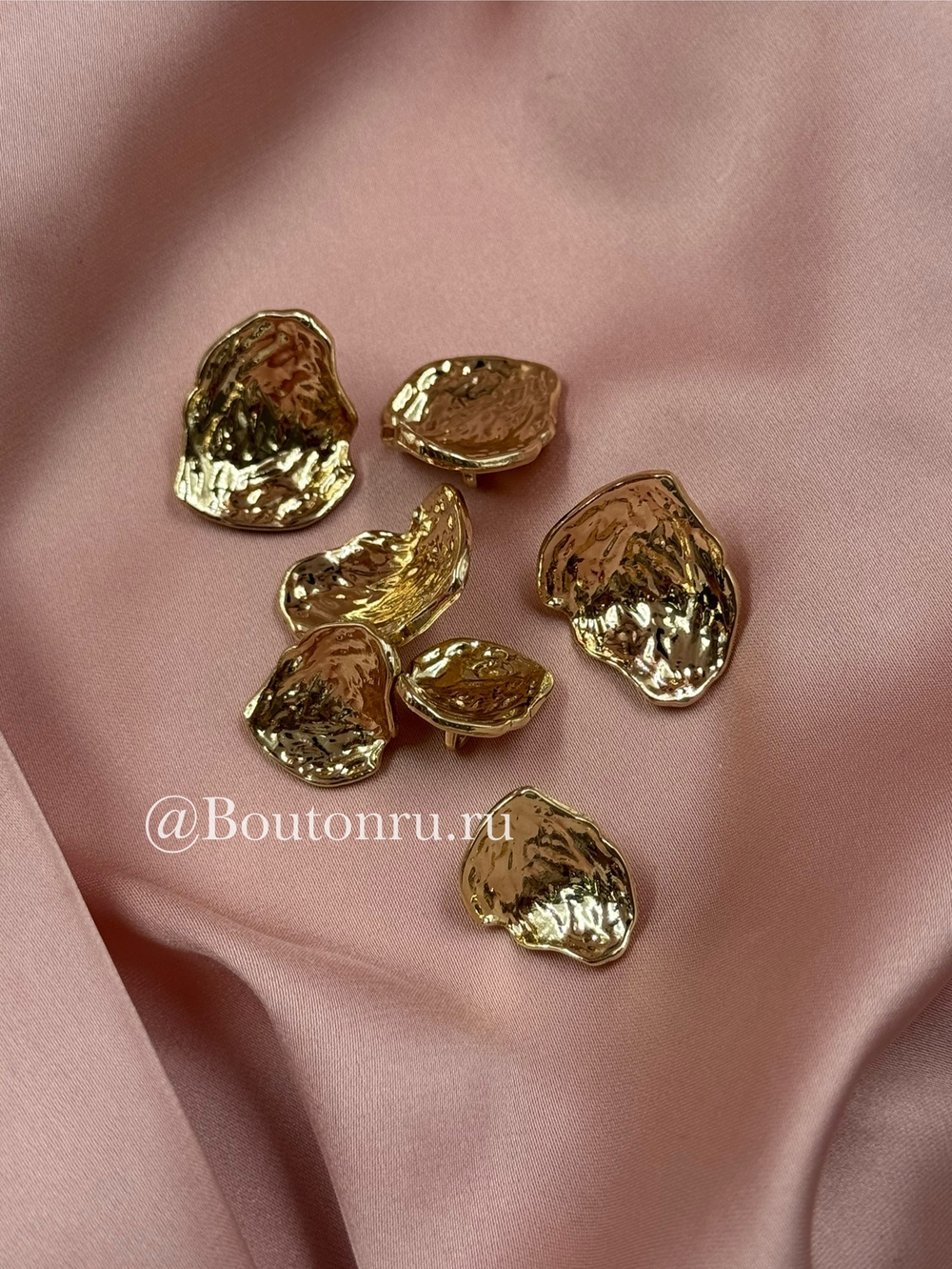 Пуговицы изогнутые неровной формы с жатым эффектом в золоте