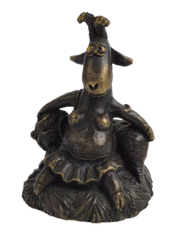 Статуэтка (миниатюра) "Коза в юбке"