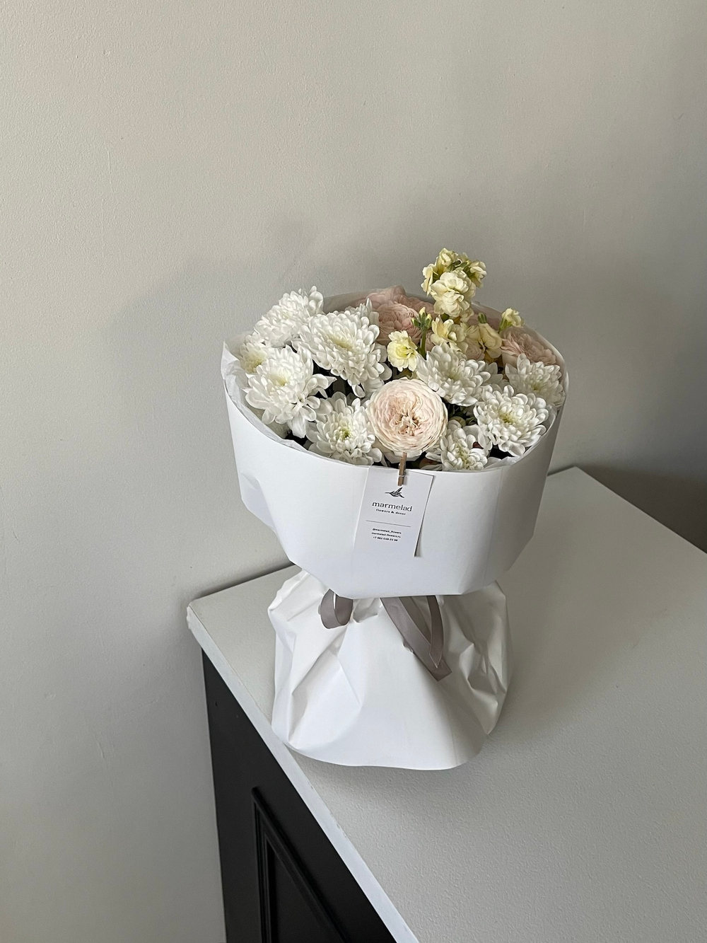 Букет сборный из хризантемы, кустовых пионовидных роз и маттиолы в желтом оттенке