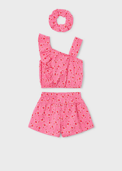 топ с шортами и резинкой для волос