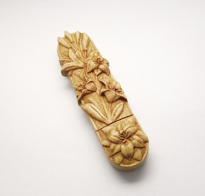 Деревянная флешка с гравировкой "Лилия"