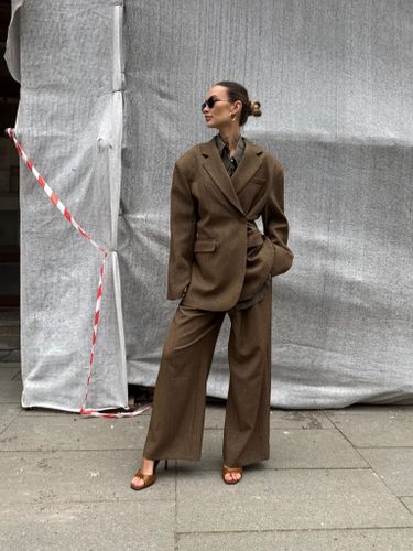 Коричневый брючный костюм-двойка