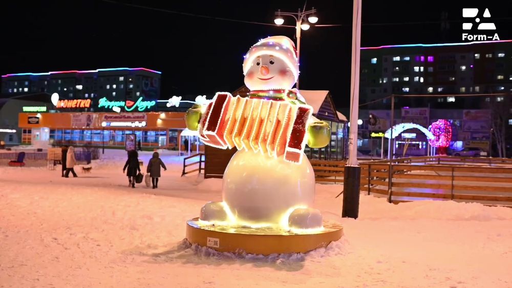 Уличная фигура "Снеговик с гармошкой"