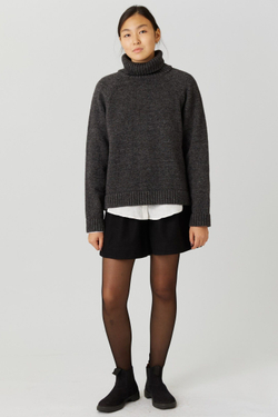 Свитер с горлом из шерсти темно-серого цвета