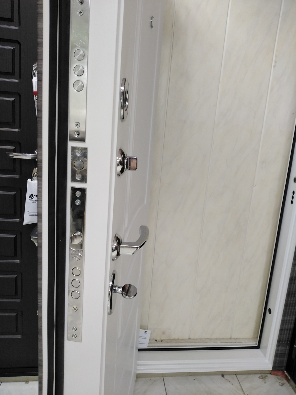 Входная дверь белая Лекс Император 3К Белая шагрень  №80 Бетон серый (светлый) 10мм,молдинги хром