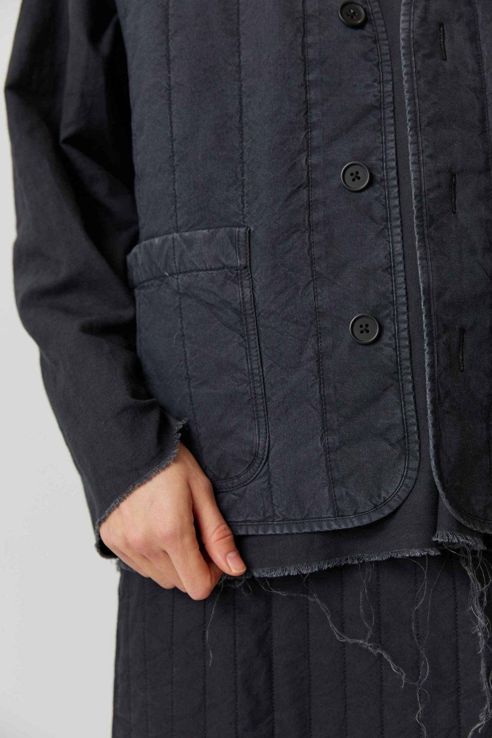 Стеганый жилет на пуговицах из черного вареного хлопка