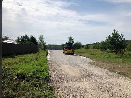 Укатка катком второго слоя щебня