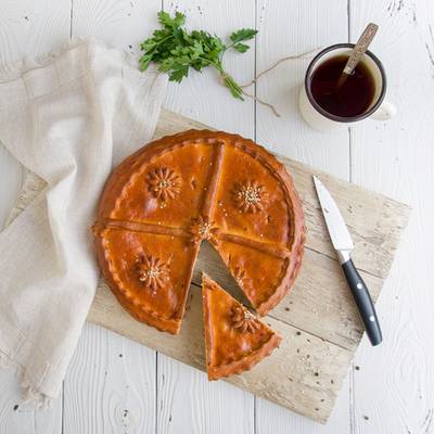 Пирог с мясом, черносливом и сыром