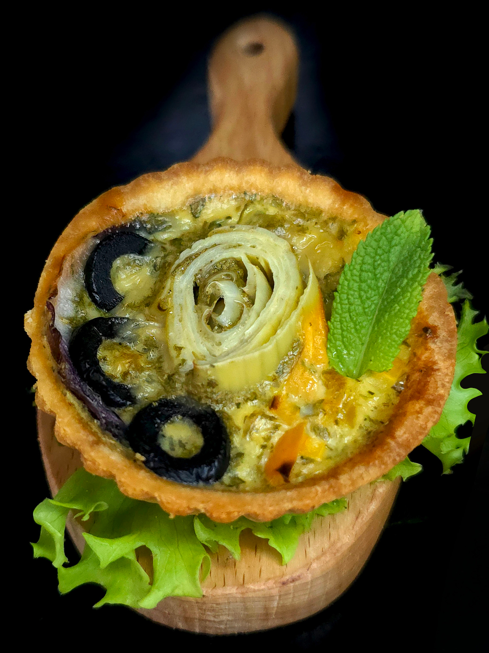 Киш с артишоком и маслинами