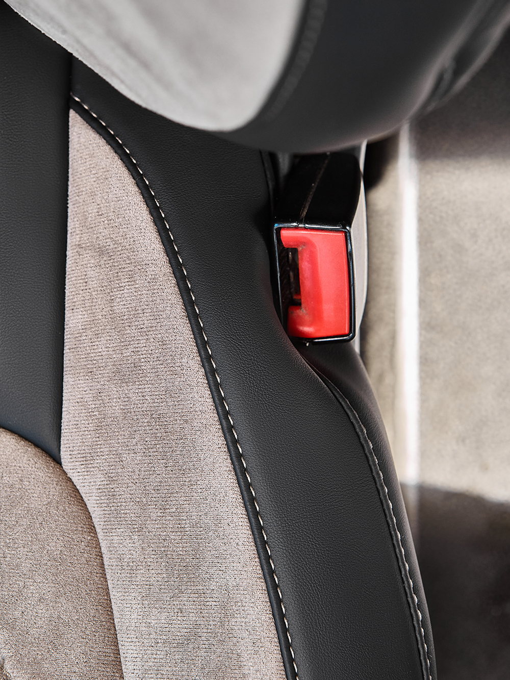 Чехлы Люкс DAF XF 106 (экокожа, черный цвет, бежевая вставка)