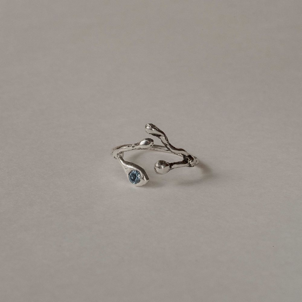 Кольцо Веточка с голубым топазом