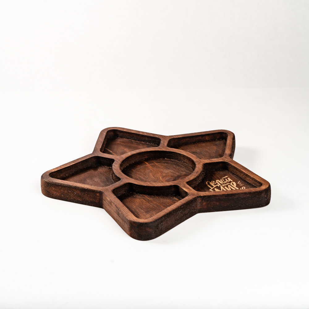 Менажница деревянная из сибирского кедра для подачи блюд и закусок с гравировкой "ДЕЛАЙ ЭТОТ МИР ЛУЧШЕ". MG101