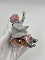 Ёлочное украшение в винтажном стиле «Девочка на санках»