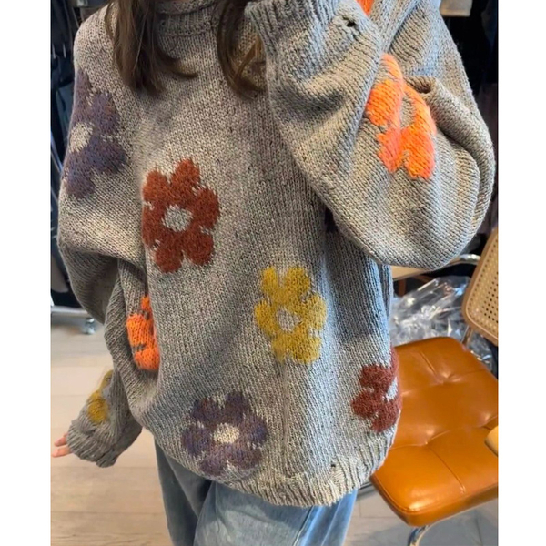 Свитер в рваном стиле с цветочной вышивкой