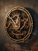 Часы WoodandRoot Automaton на тёмной стене с эффектом старения, подчёркнут массивный механизм и движущиеся шестерни