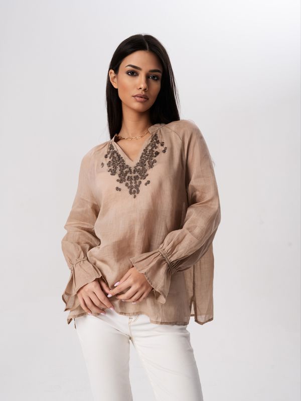 Блуза с вышивкой V-вырез