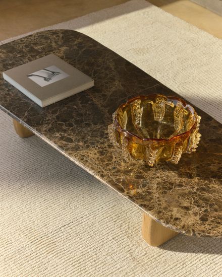 Журнальный столик Pirita из коричневого мрамора с ножками из дуба с натурально отделкой, 147 x 65 см