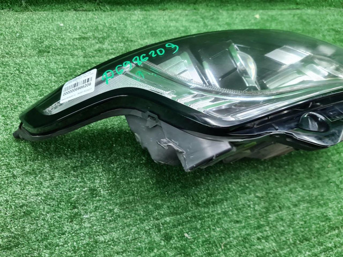 Битая Фара правая Range Rover Vogue 4 12-17 ксенон