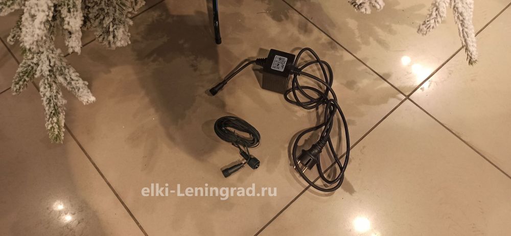 Заснеженная ель с гирляндой «Форесто» холодный свет (Литая+пвх) 120 см / 1,2 м