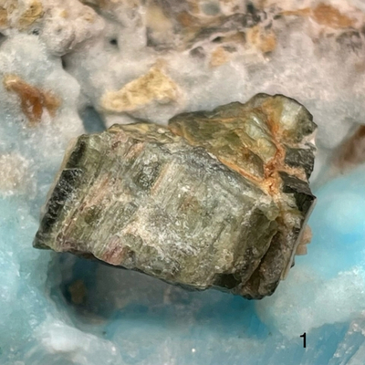 38013 Турмалин зеленый необработанный кристалл 18-22мм