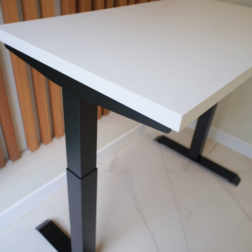 Регулируемый компьютерный стол Motor UP с регулировкой по высоте — столешница МДФ белый