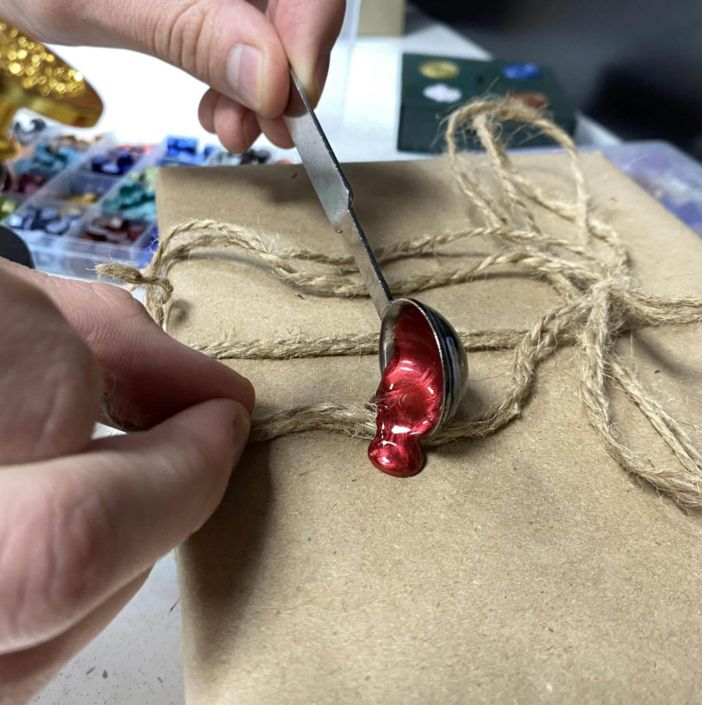 Крафт с сургучной печатью. Услуга по упаковке подарка.