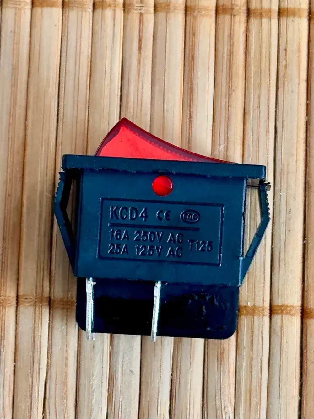 Красная кнопка тумблер выключатель, с подсветкой 16A-220V, KCD4-101/4PN, 1 штука