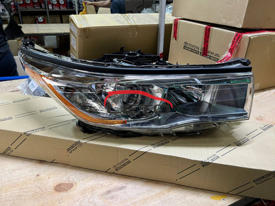Фара правая LED в ближнем 81110-0E220 811100E220