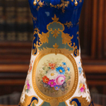 Парадная ваза с цветочными медальонами