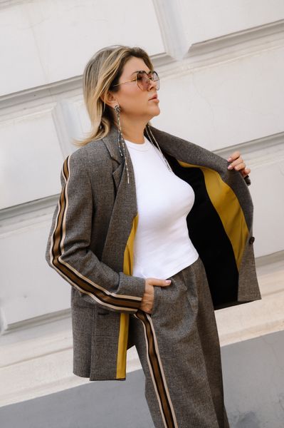 Брючный костюм красный с лампасами