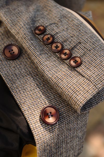 Брючный костюм коричневый с лампасами