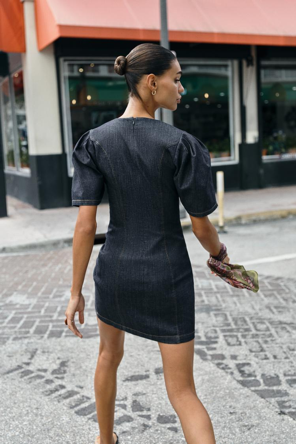 ZARA ДЖИНСОВОЕ МИНИ-ПЛАТЬЕ Z1975 С ПЫШНЫМИ РУКАВАМИ, СИНИЙ