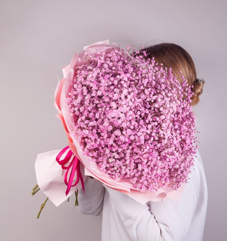 Круглый букет из розовой гипсофилы