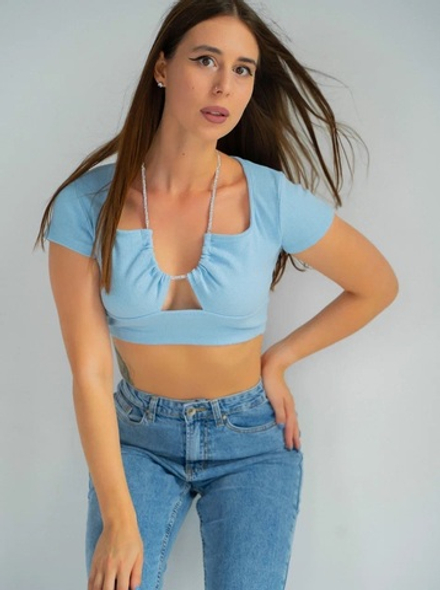 топ с декоративной цепочкой