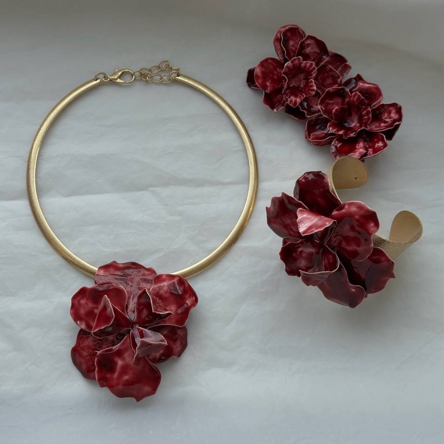 Колье красный цветок