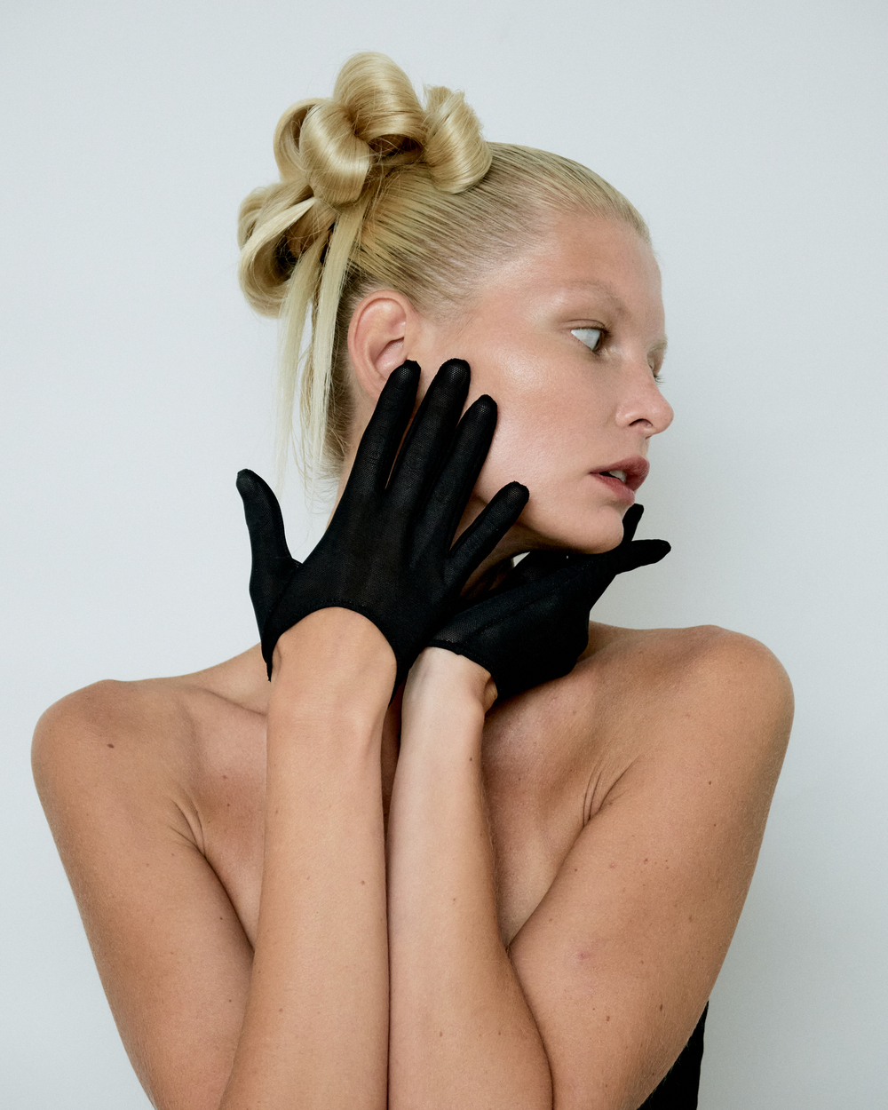 Перчатки из черной сетки короткие с вырезом